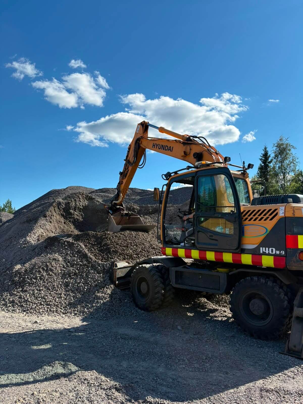 Hyundai Robex 140W-9 pyöräalustainen kaivukone